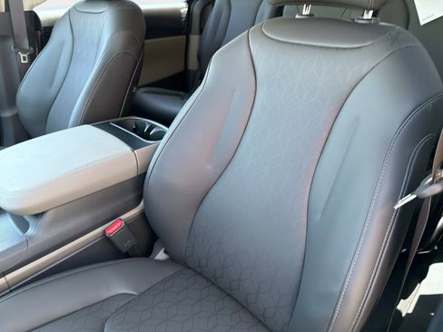 New 2026 Kia Carnival FWD image 18