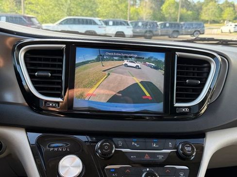 Used 2024 Chrysler Pacifica Touring-L image 20