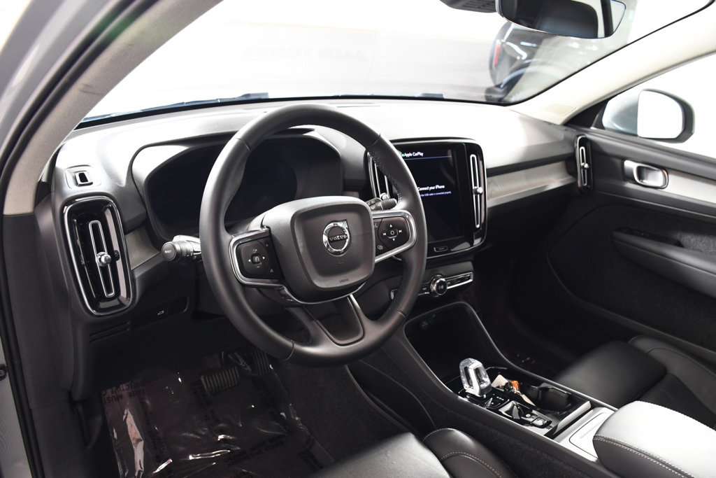 Used 2025 Volvo XC40 B5 Plus AWD/4WD image 12