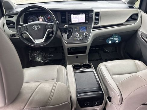 Used 2020 Toyota Sienna XLE image 10