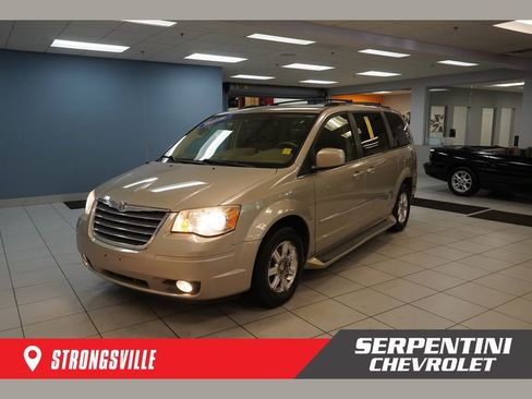 Used 2009 Chrysler Town & Country Touring FWD image 1