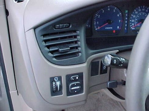 Used 2002 Toyota Sienna LE w/ Symphony Pkg image 16