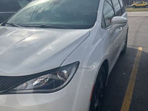 Used 2018 Chrysler Pacifica Limited image 1