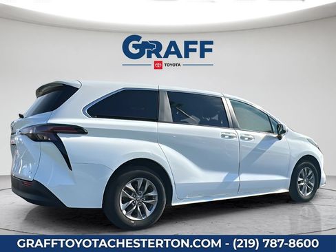 Used 2025 Toyota Sienna LE FWD image 6