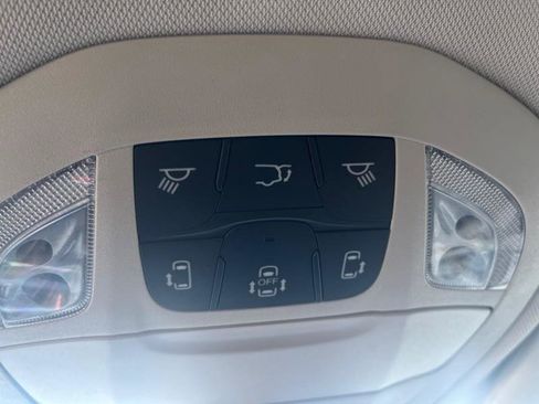 Used 2024 Chrysler Pacifica Touring-L image 9