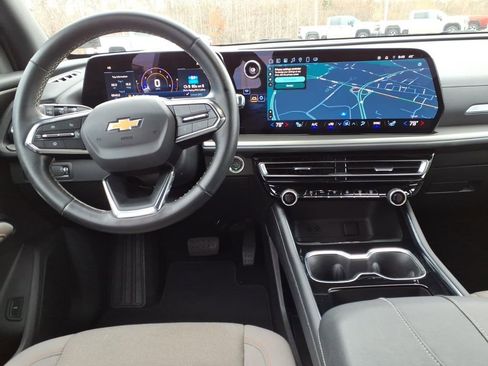 Used 2025 Chevrolet Traverse LT image 8