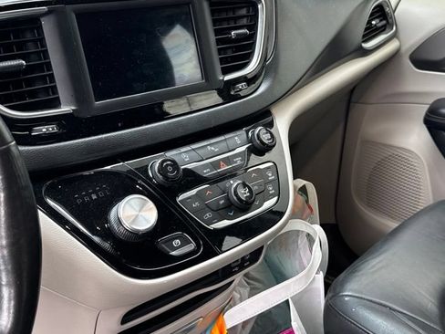 Used 2020 Chrysler Pacifica Touring-L FWD image 17