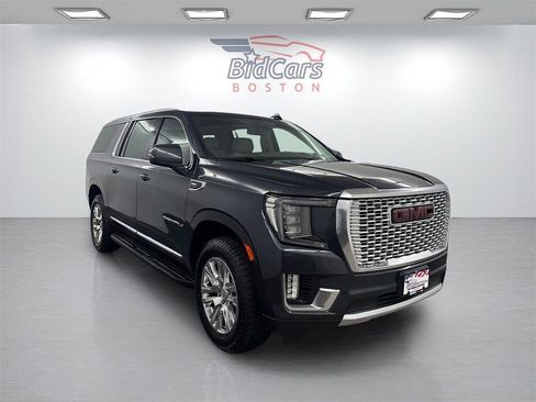 Used 2021 GMC Yukon XL Denali w/ LPO, Illumination Package image 3