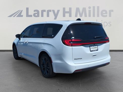 New 2026 Chrysler Pacifica Select FWD image 3
