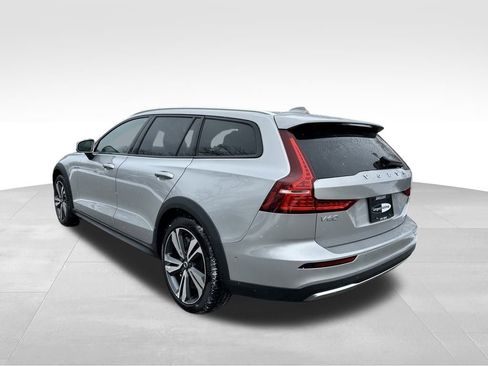 Used 2025 Volvo V60 B5 Cross Country Plus image 9
