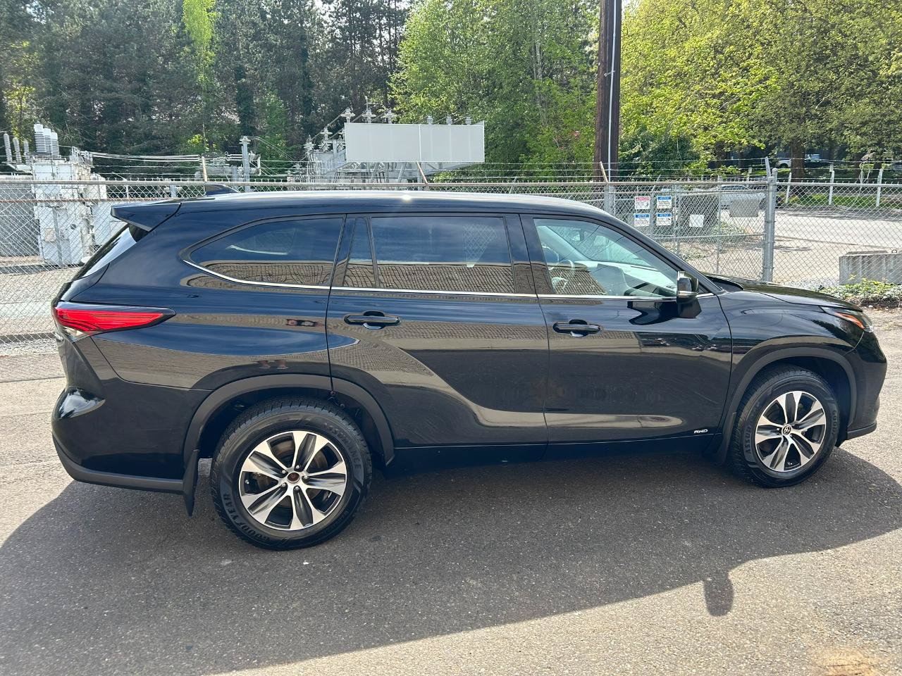 Used 2022 Toyota Highlander XLE AWD/4WD image 4