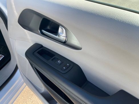 Used 2024 Chrysler Pacifica Select image 21