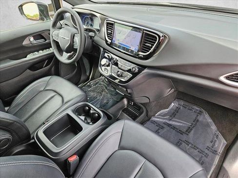 Used 2025 Chrysler Pacifica Select FWD image 26