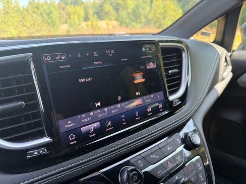 Used 2025 Chrysler Pacifica Limited FWD image 8