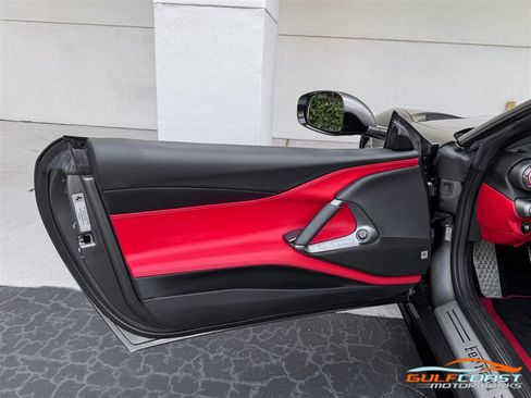 Used 2018 Ferrari 812 Superfast RWD image 22