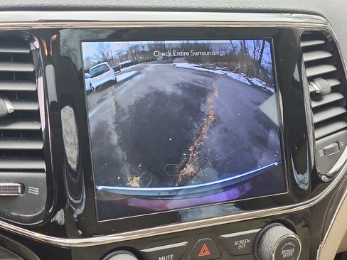 Used 2019 Jeep Grand Cherokee Limited image 18