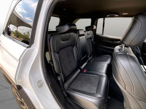 Used 2024 Jeep Grand Cherokee Altitude AWD/4WD image 19