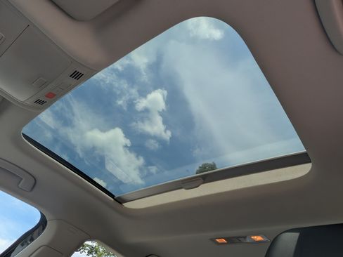 Used 2025 Volkswagen Jetta SE w/ Sunroof Package FWD image 15