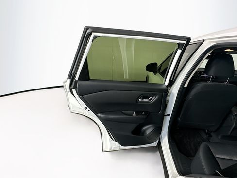 Used 2024 Nissan Rogue SV FWD image 25
