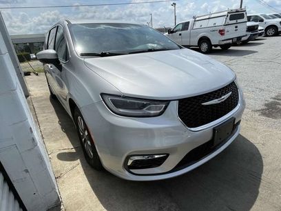 Used 2023 Chrysler Pacifica Touring-L