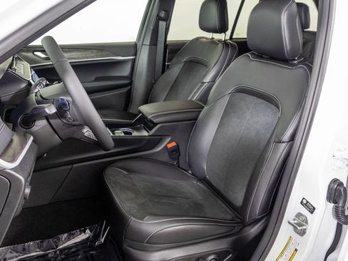 New 2026 Jeep Grand Cherokee Altitude AWD/4WD image 21