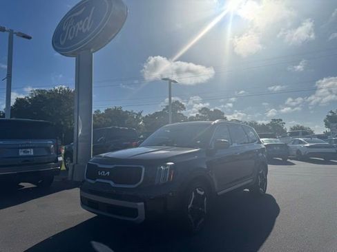 Used 2023 Kia Telluride EX w/ EX Captain's Chair Package image 1