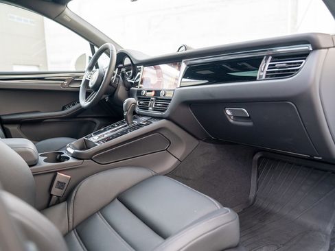 Certified 2025 Porsche Macan image 22