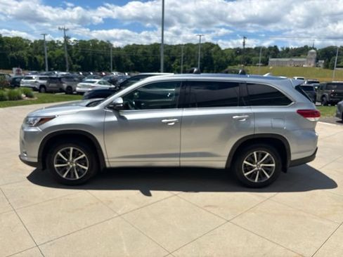 Used 2018 Toyota Highlander XLE AWD/4WD image 4