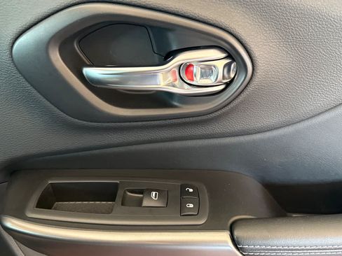 Used 2019 Jeep Cherokee Latitude w/ Popular Appearance Group AWD/4WD image 18