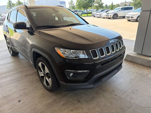 Used 2018 Jeep Compass Latitude w/ Popular Equipment Group FWD image 3