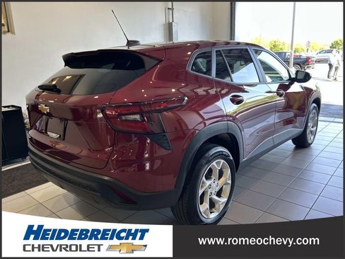 Used 2025 Chevrolet Trax LS w/ LS Convenience Package FWD image 4