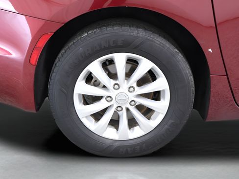 Used 2017 Chrysler Pacifica Touring-L FWD image 34