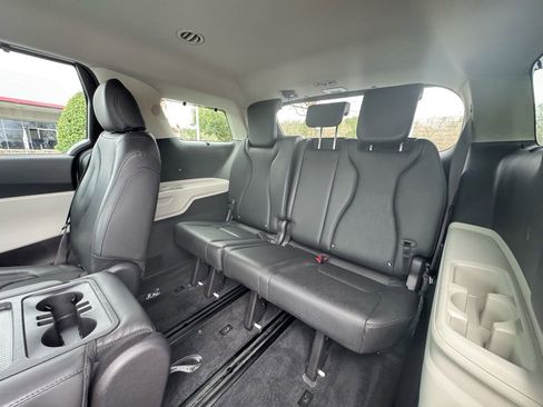 Used 2022 Kia Carnival SX image 18