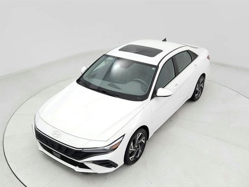 Used 2025 Hyundai Elantra SEL FWD image 13