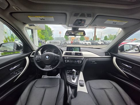 Used 2017 BMW 320i xDrive Sedan AWD/4WD image 8