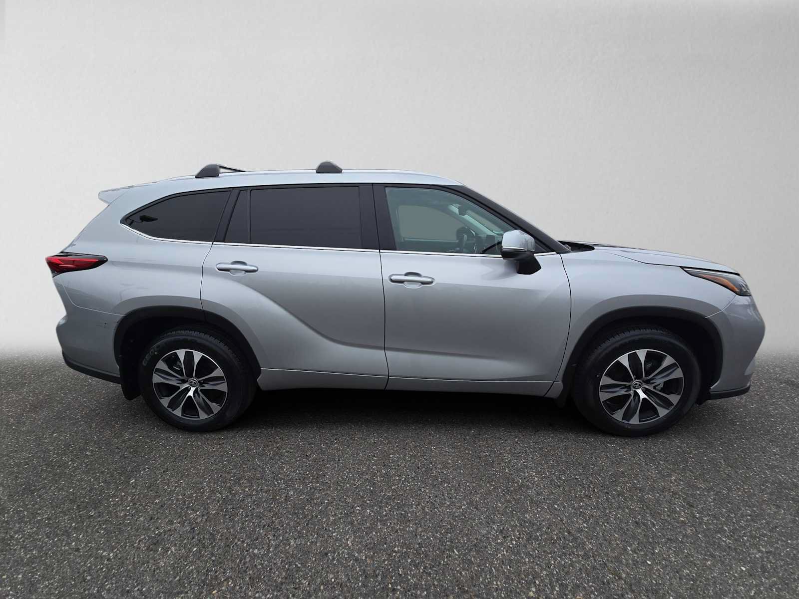 Used 2023 Toyota Highlander XLE AWD/4WD image 2