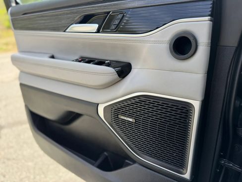 Used 2024 Jeep Wagoneer L Series II w/ Flexible Seating Group image 17