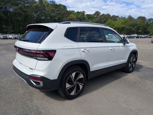 New 2026 Volkswagen Taos SE AWD/4WD image 4