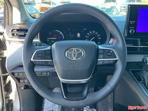 Certified 2025 Toyota Sienna XLE FWD image 23