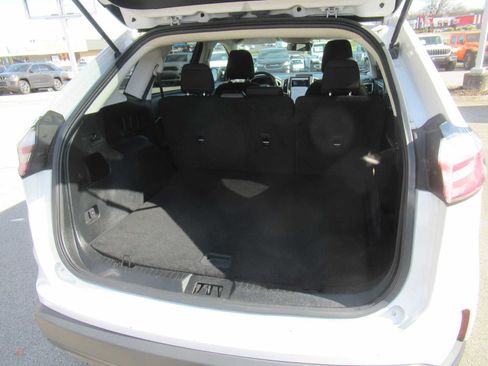 Used 2022 Ford Edge SE image 4