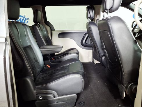 Used 2017 Dodge Grand Caravan SXT FWD image 12