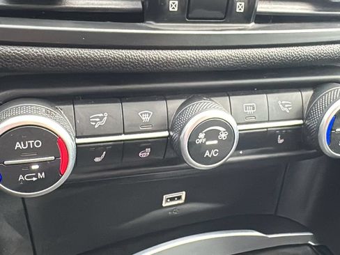 Used 2018 Alfa Romeo Giulia AWD image 28