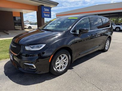 Used 2025 Chrysler Pacifica Select