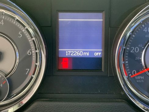 Used 2014 Chrysler Town & Country Touring FWD image 31