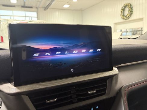 Used 2025 Ford Explorer ST-Line w/ ST-Line Street Pack image 12