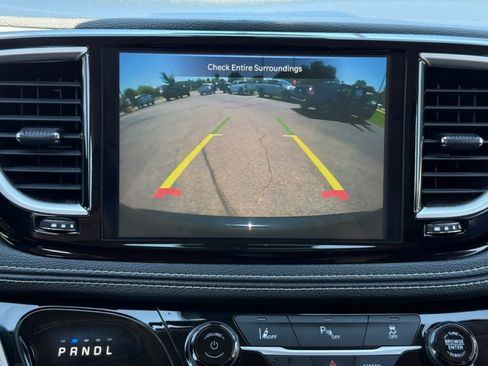 Used 2023 Chrysler Pacifica Touring-L FWD image 13