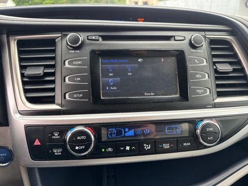 Used 2019 Toyota Highlander LE AWD/4WD image 26
