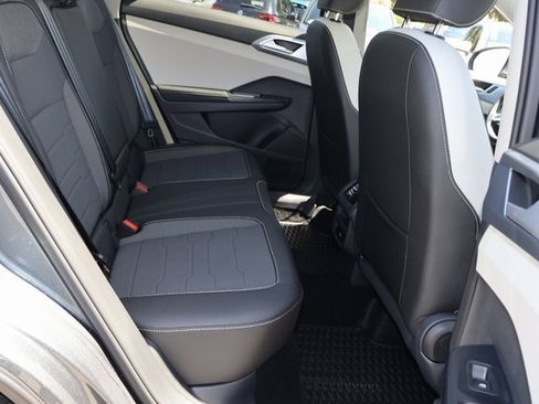 Certified 2025 Volkswagen Taos SE image 17