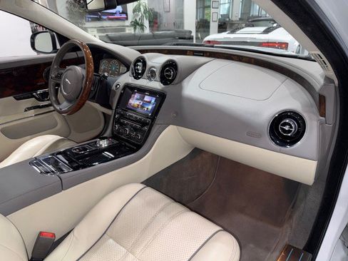 Used 2016 Jaguar XJ R-Sport RWD image 60