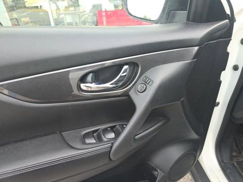 Used 2017 Nissan Rogue S w/ S Appearance Package FWD image 8